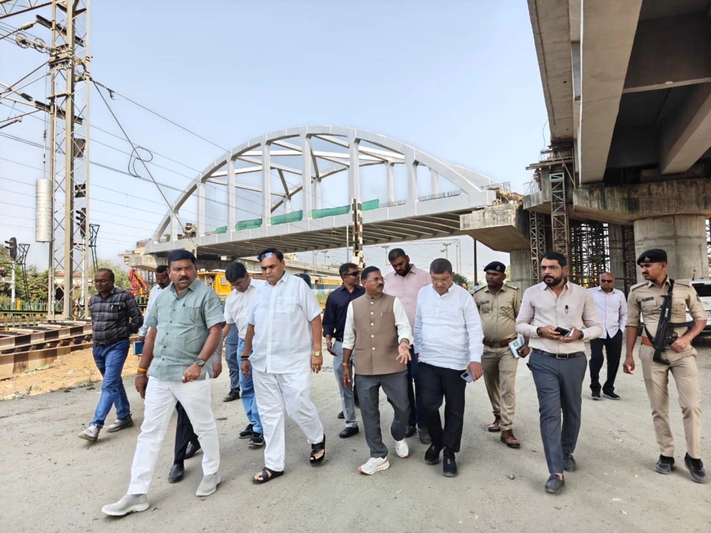 તા.૨૦-૦૧-૨૦૨૬ ના રોજ બારડોલી લોકસભા મતવિસ્તાર હેઠળના અસ્થાન રેલ્વે ફાટક પર નિર્માણાધીન પુલના સ્થળનું નિરીક્ષણ કર્યું અને પ્રગતિ, ગુણવત્તા અને સમય મર્યાદા અંગે રેલવે અધિકારીઓ સાથે વિગતવાર ચર્ચા કરી.